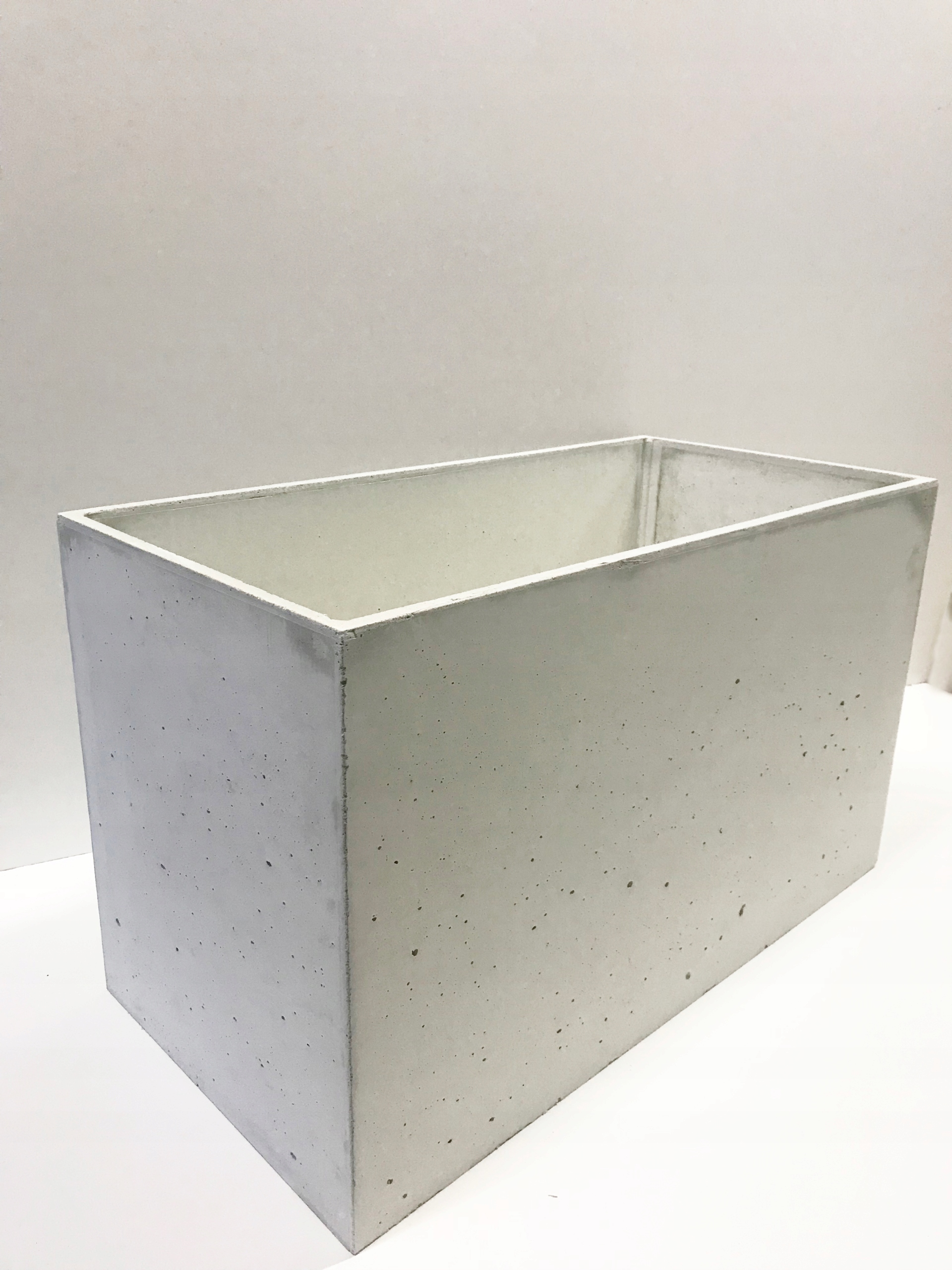 Betónový kvetináč Kast 100 × 50 × 70, tmavosivý impregnovaný